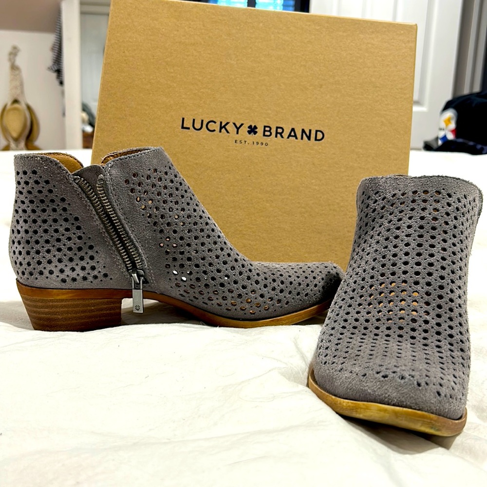 Perforated grey suede booties